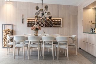 Oskar matgrupp vitoljad ek 260x130cm med 10 Le chic stolar