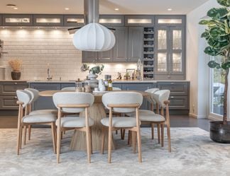 Float matbord 150x150 cm ek med Le Chic stolar