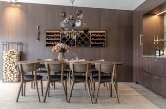 Oskar matgrupp rökt ek 260x130cm med 8 alex stolar