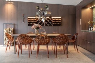 Oskar matgrupp rökt ek 260x130cm med 8 Plexus stolar