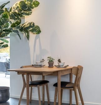 Oskar matgrupp ek 80x80cm + klaff med Alex stolar