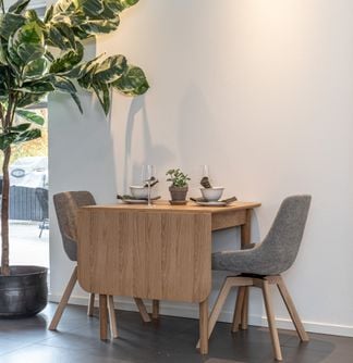 Oskar matgrupp ek 80x80cm + klaff med Amaris stolar