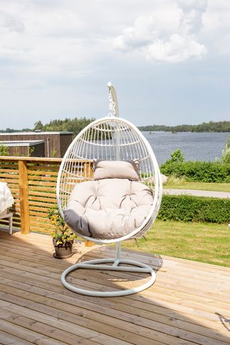 Viga hängstol vit metall/vit konstrotting/grå dyna