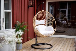Viga hängstol runt svart metall/natur konstrotting/offvit dyna