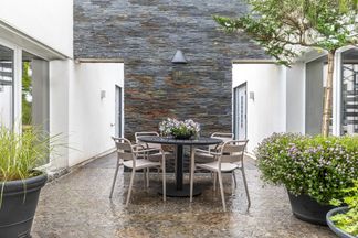 Vikholm matgrupp med Antonia karmstol Beige