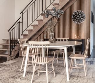 Mossbo matbord ø150 vit + Birka stol vitpigmenterad
