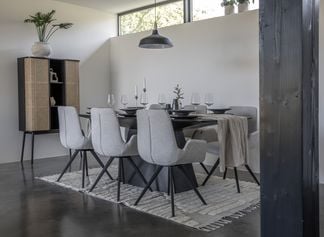 Float matbord rektangulär svart med Chiara stolar 