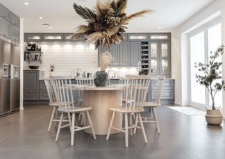 Circle 150 med stol 1 i whitewash