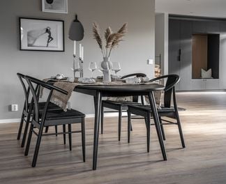 Elipse matbord med Brejning stolar i svart