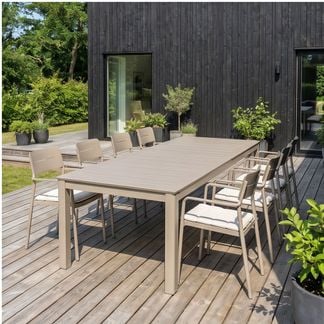 Lodes matbord med Lodes karmstolar beige