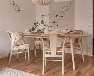 Elipse matbord med Brejning stolar i whitewash 