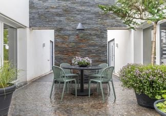 Vikholm matgrupp med Noa stol Dusty green