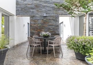 Vikholm matgrupp med Noa karmstol Beige