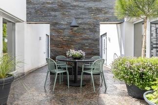 Vikholm matgrupp med Noa karmstol Dusty Green