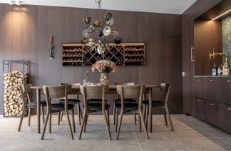 Oskar matgrupp rökt ek 120/175/230cm med 8 Alex stolar