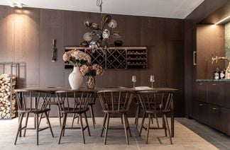 Oskar matgrupp rökt ek 180/220/260cm med 8 Björke stolar