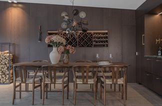 Oskar matgrupp rökt ek 180/220/260cm med 8 Oskar stolar