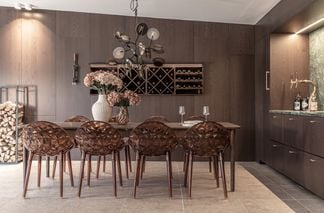 Oskar matgrupp rökt ek 180/220/260cm med 8 Plexus stolar