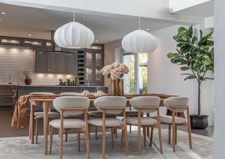 Oskar matgrupp ek 260x130cm med 8 Le chic stolar