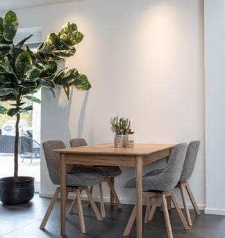 Oskar matgrupp ek 140x90cm med Amaris stolar