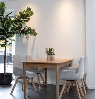 Oskar matgrupp ek 140x90cm med Chiara stolar