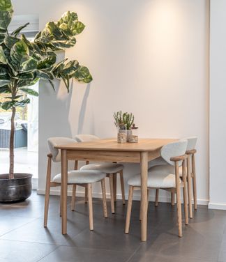 Oskar matgrupp ek 140x90cm med Le chic stolar