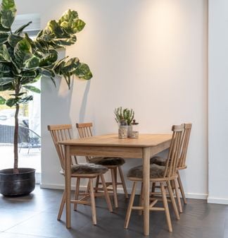 Oskar matgrupp ek 140x90cm med stol 1