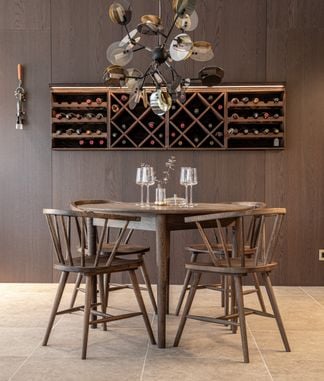 Oskar matgrupp rökt ek 105cm Ø med Björke stol