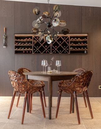 Oskar matgrupp rökt ek 105cm Ø med Plexus stol