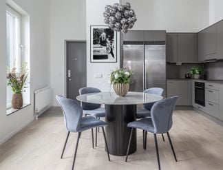 Marble matbord runt svart+ evelyn