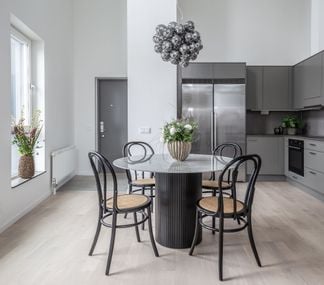 Marble matbord runt svart+ sigrid