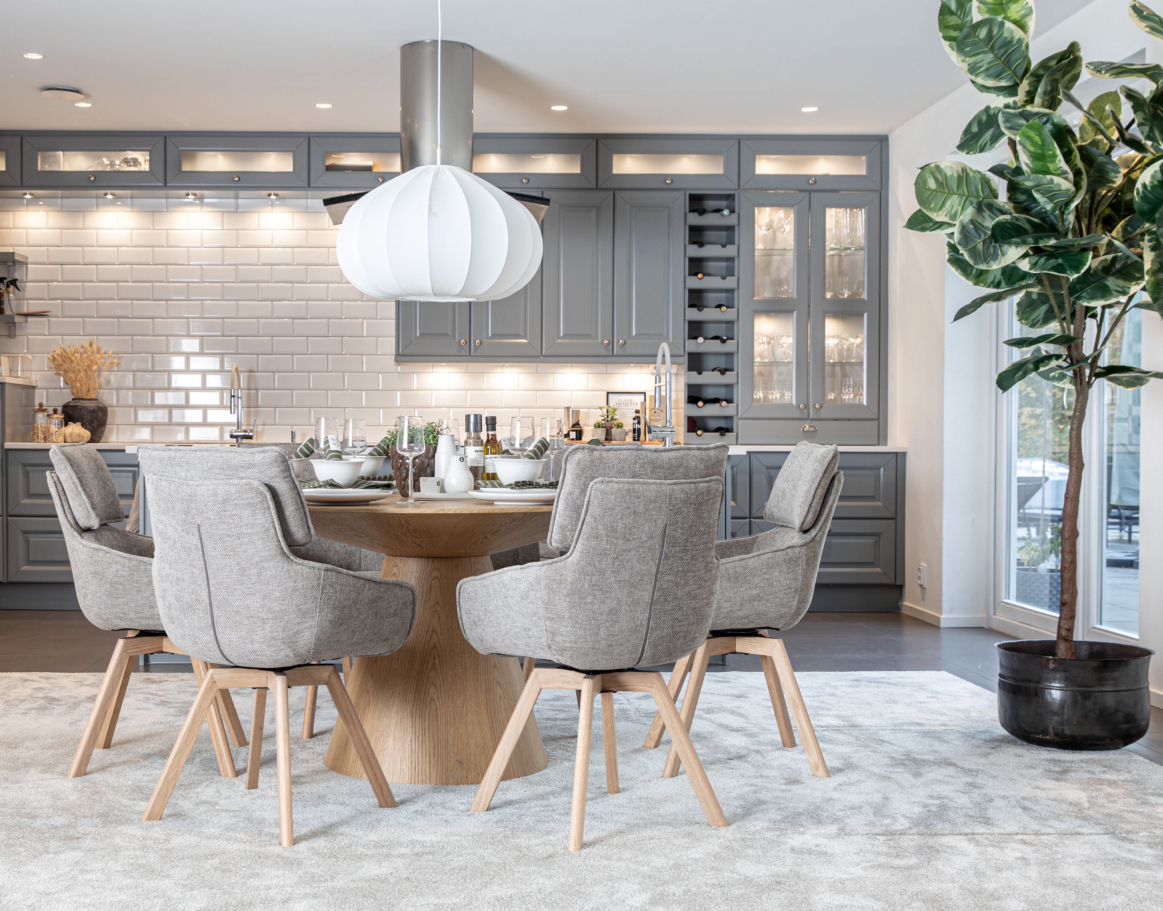 Float 137cm ek med Alessia stolar