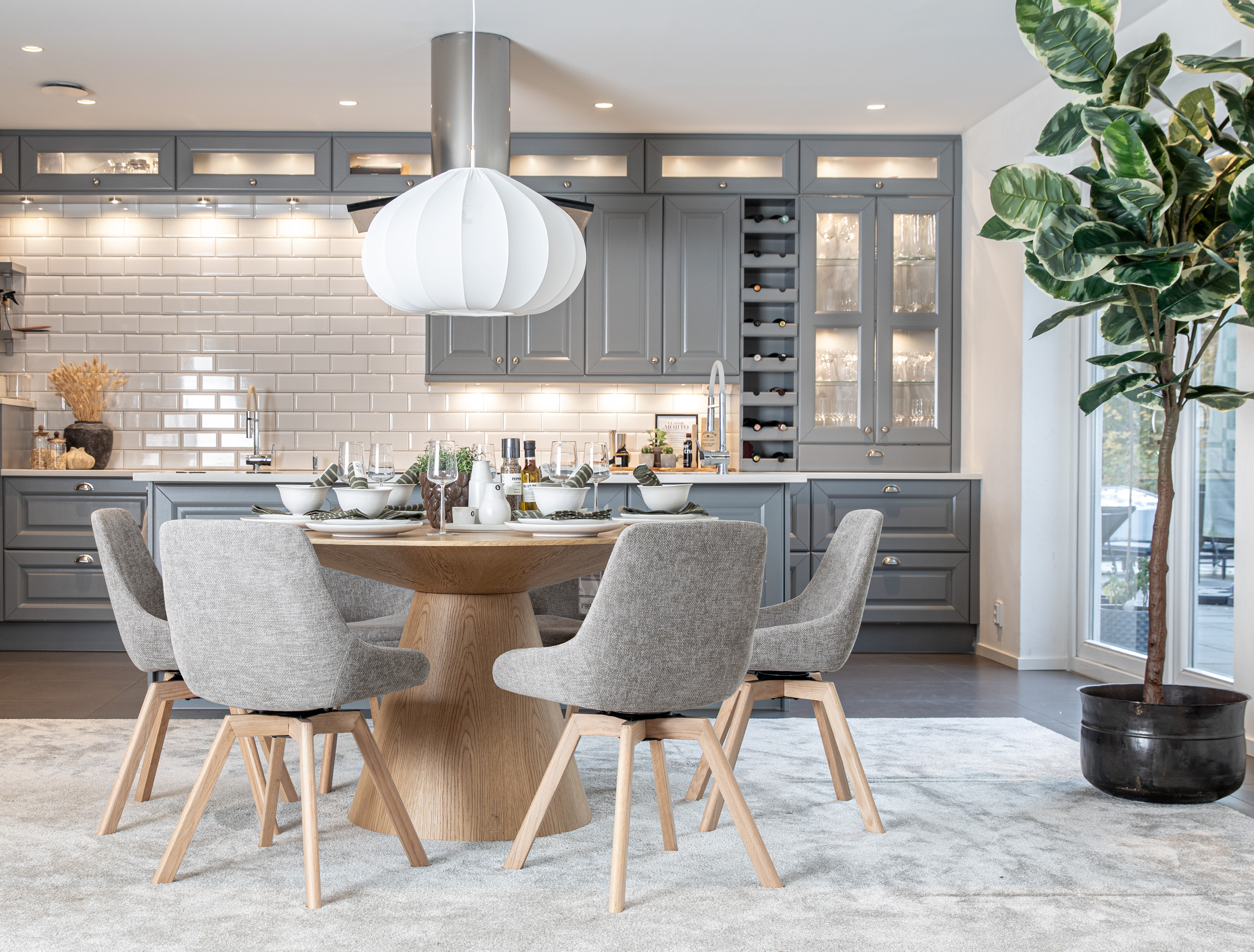 Float 137cm ek med Amaris stolar