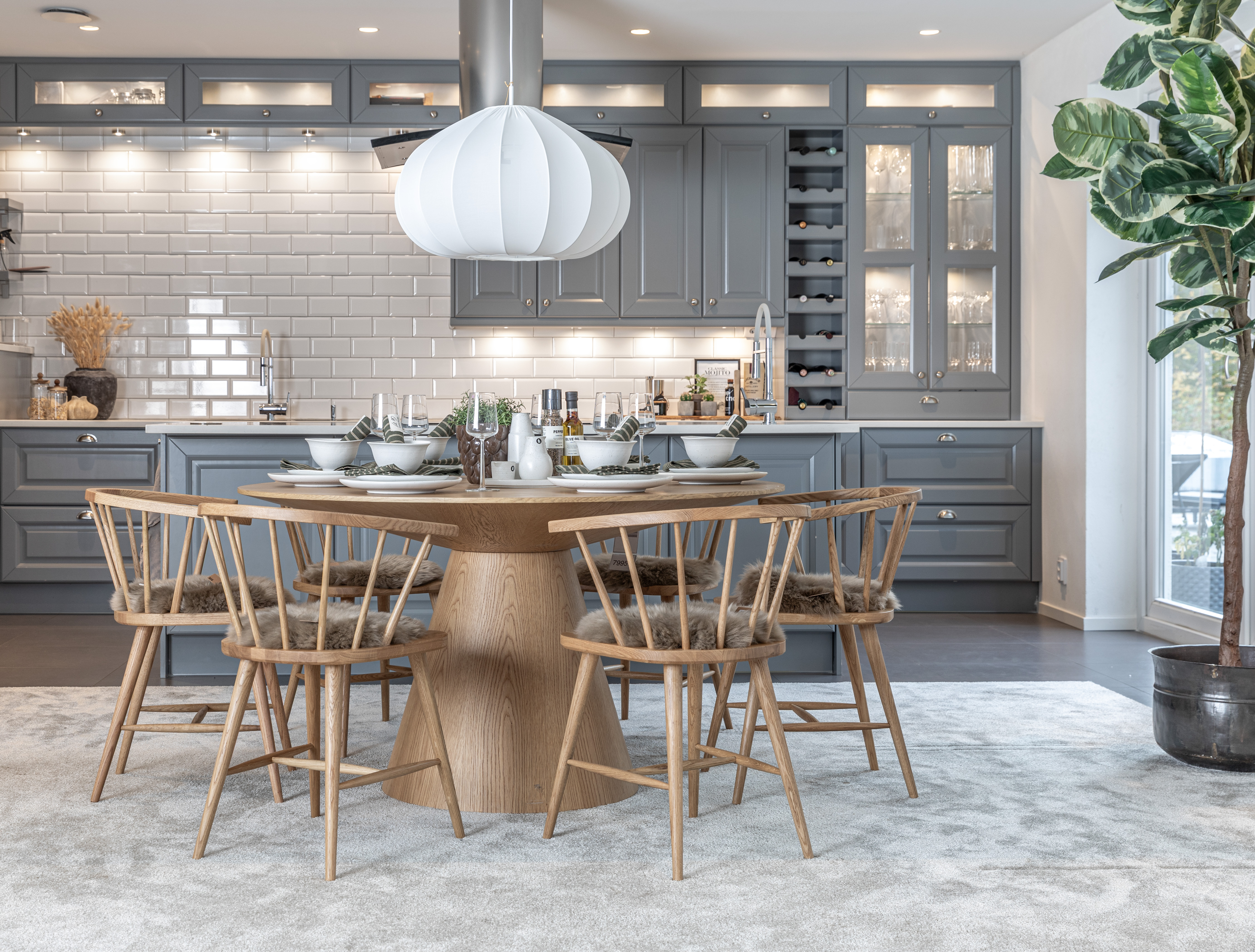 Float 137cm ek med Björke stolar ek