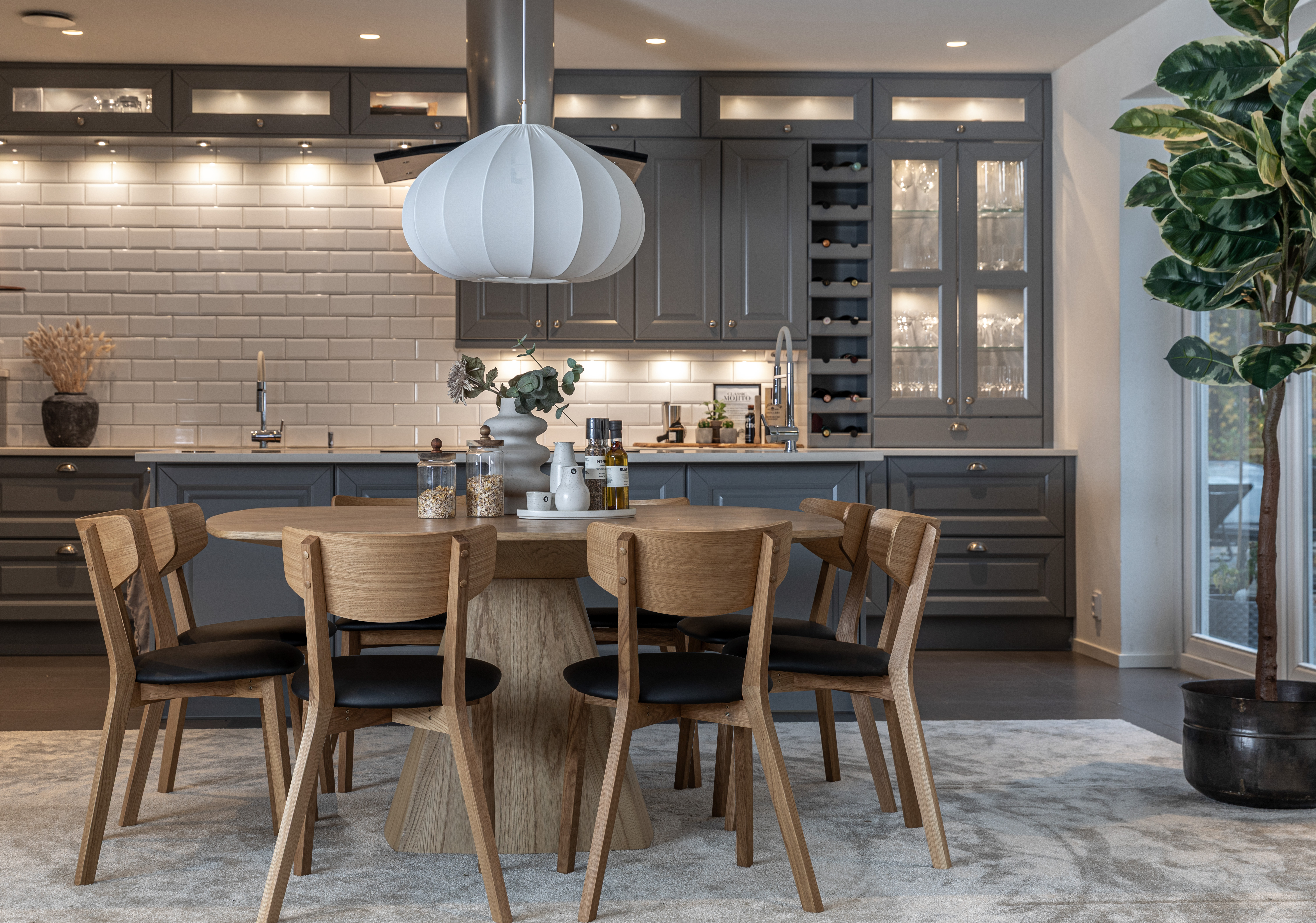 Float matbord 150x150 cm ek med Alex stolar