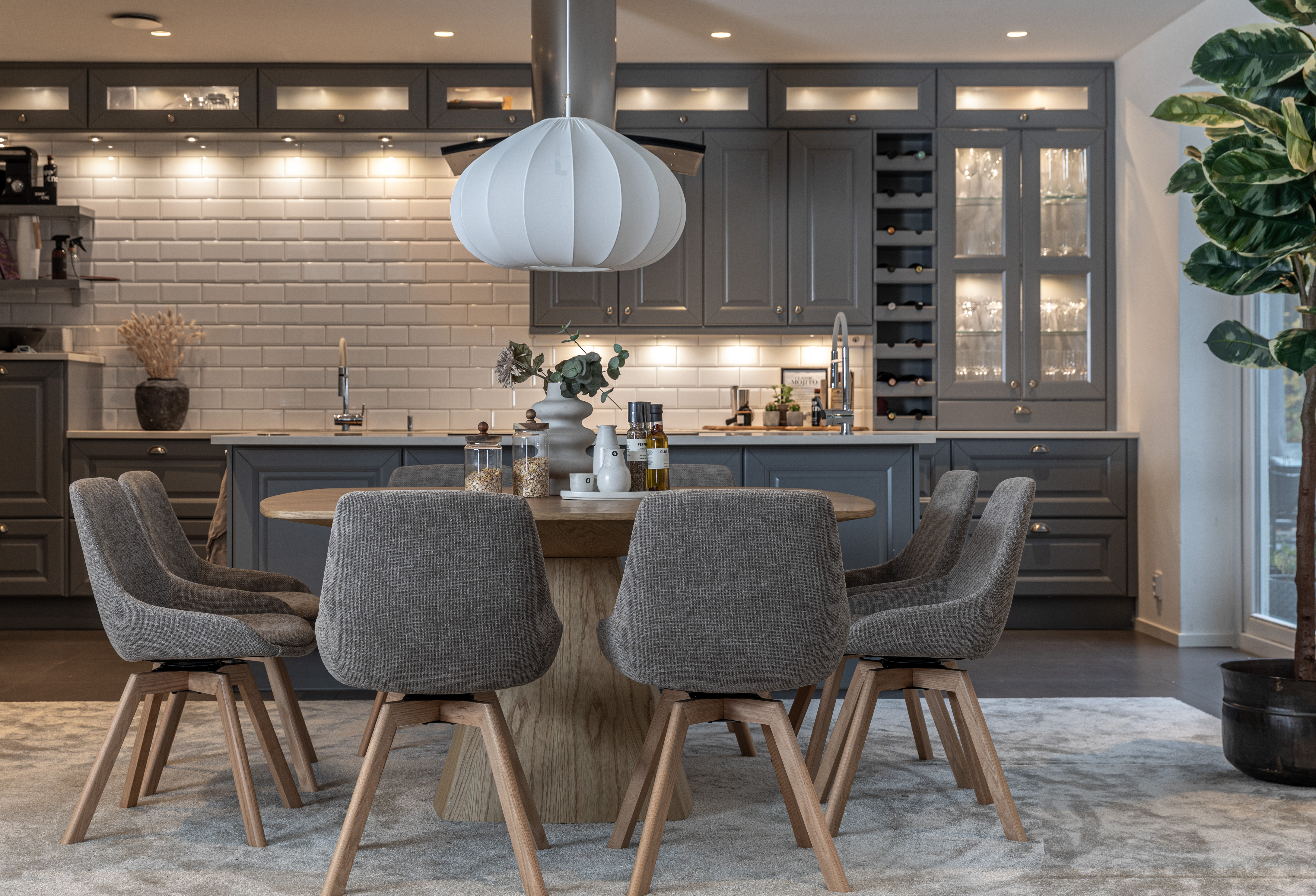 Float matbord 150x150 cm ek med Amaris stolar