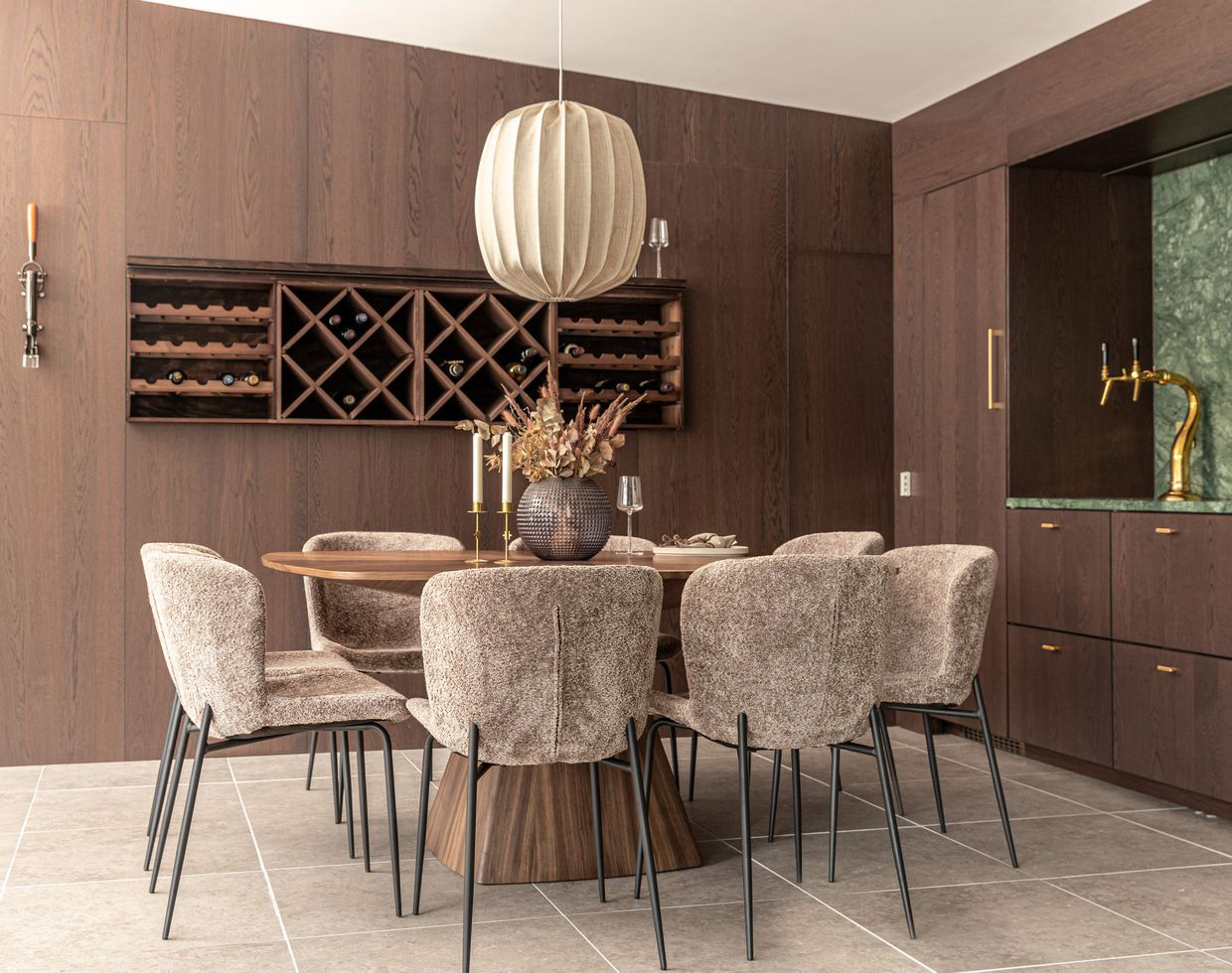 Float 150x150cm valnöt med Mjällby stolar