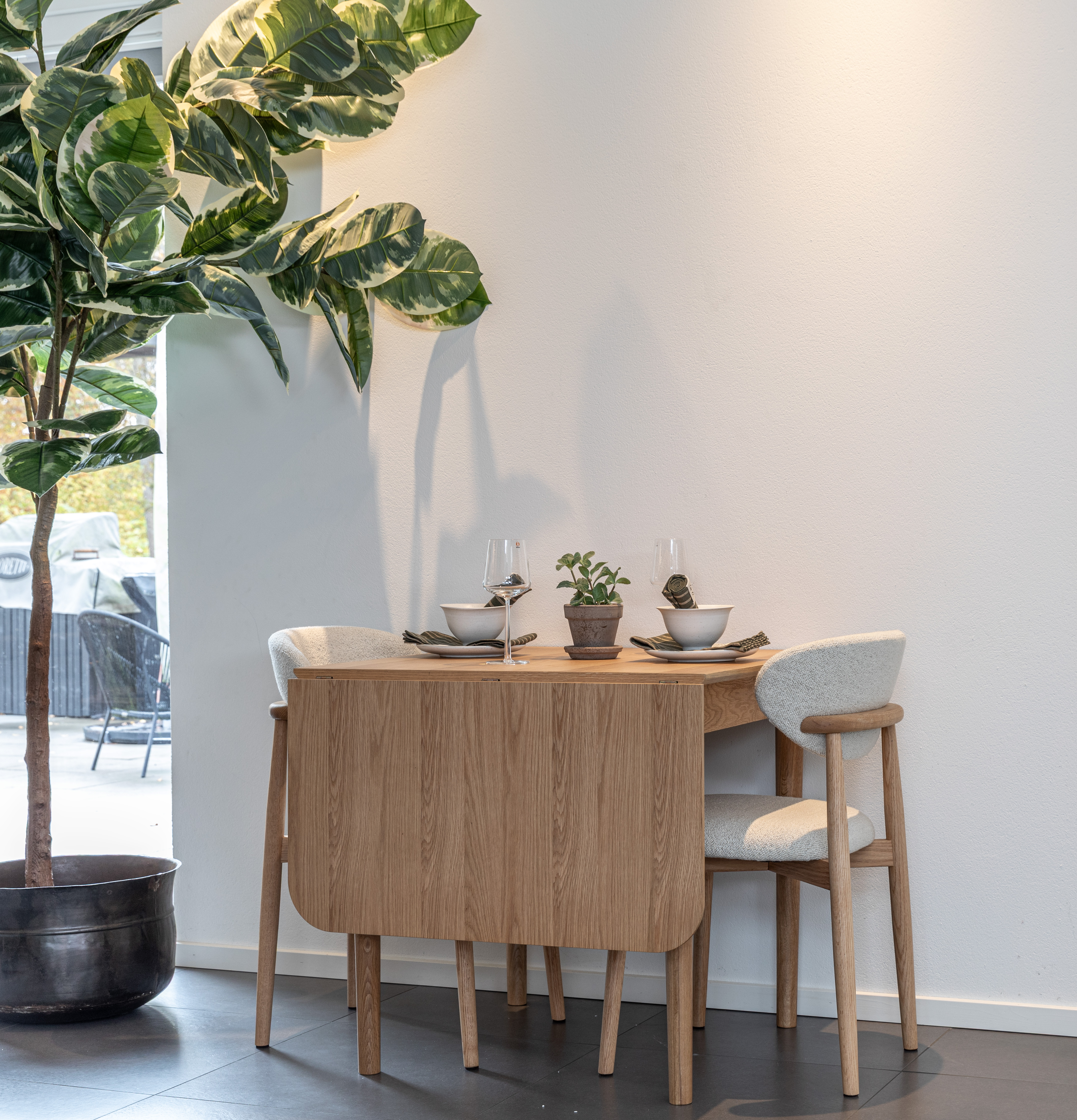 Oskar matgrupp ek 80x80cm + klaff med Le chic stolar