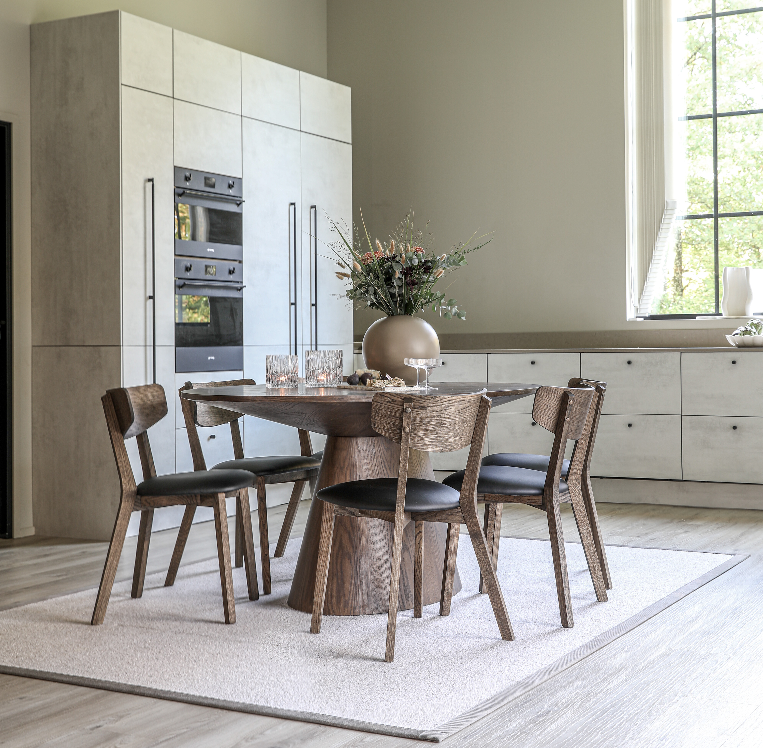 Float ovalt matbord smoked med Alex stolar