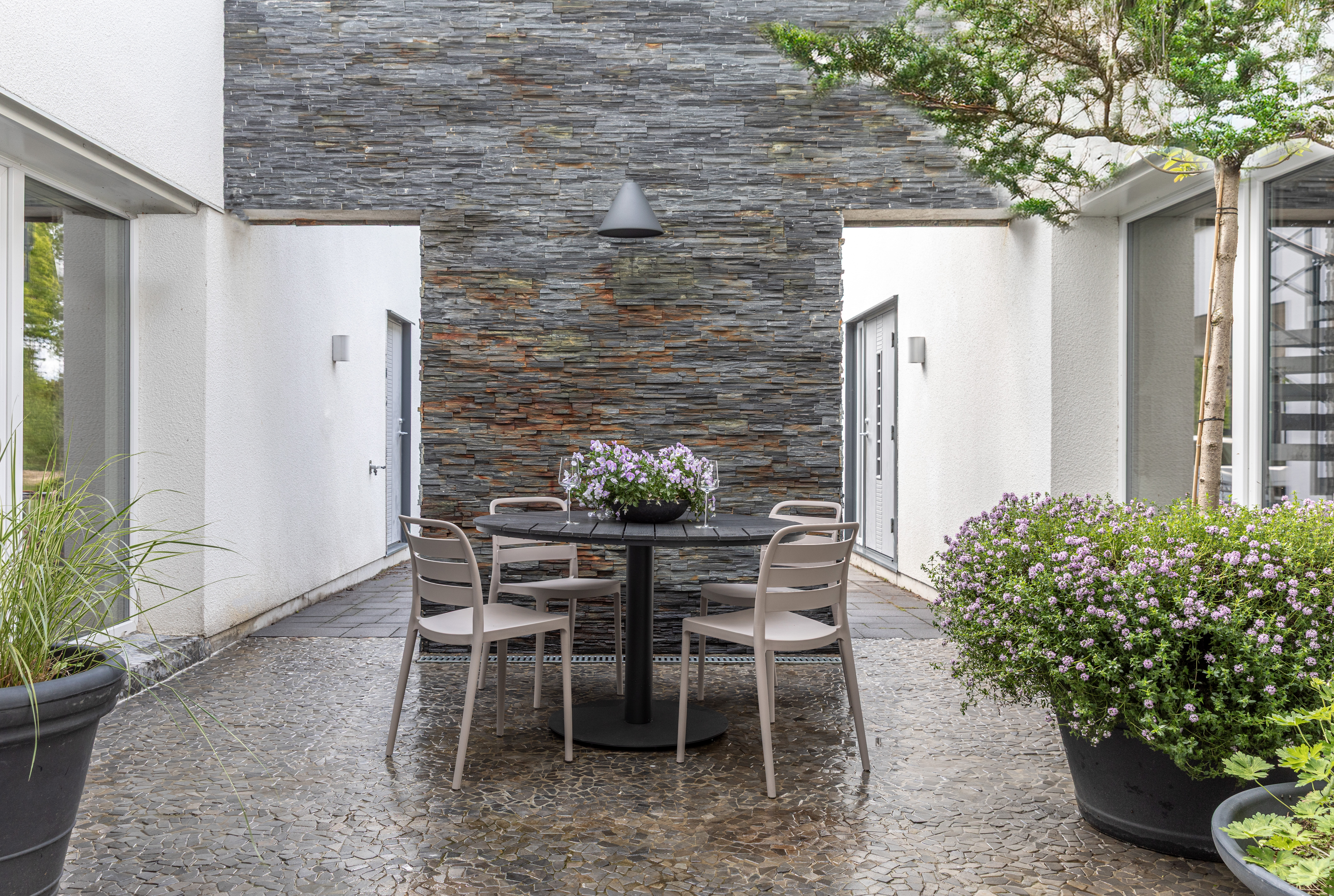 Vikholm matgrupp med Antonia stol Beige