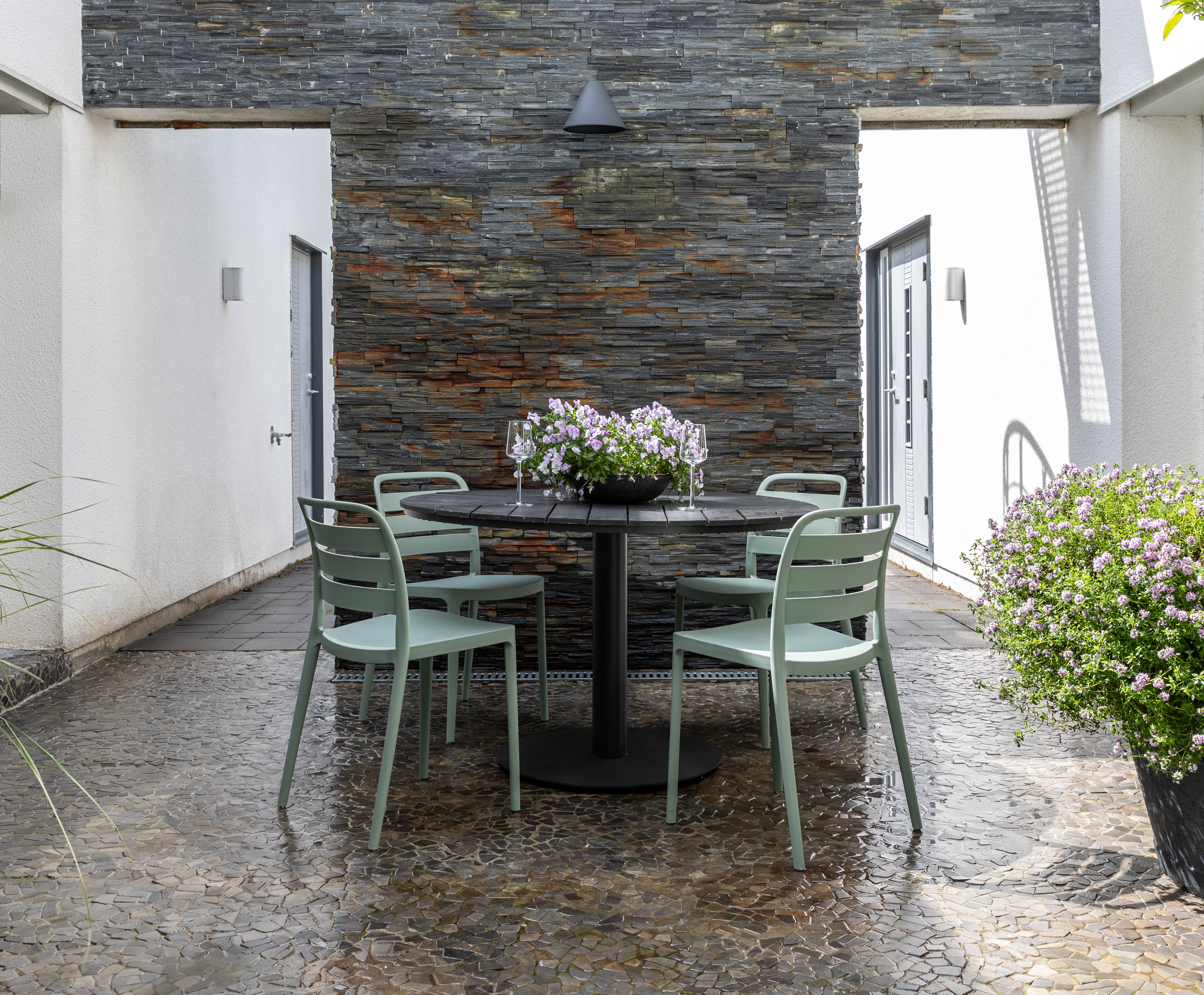 Vikholm matgrupp med Antonia stol Dusty Green