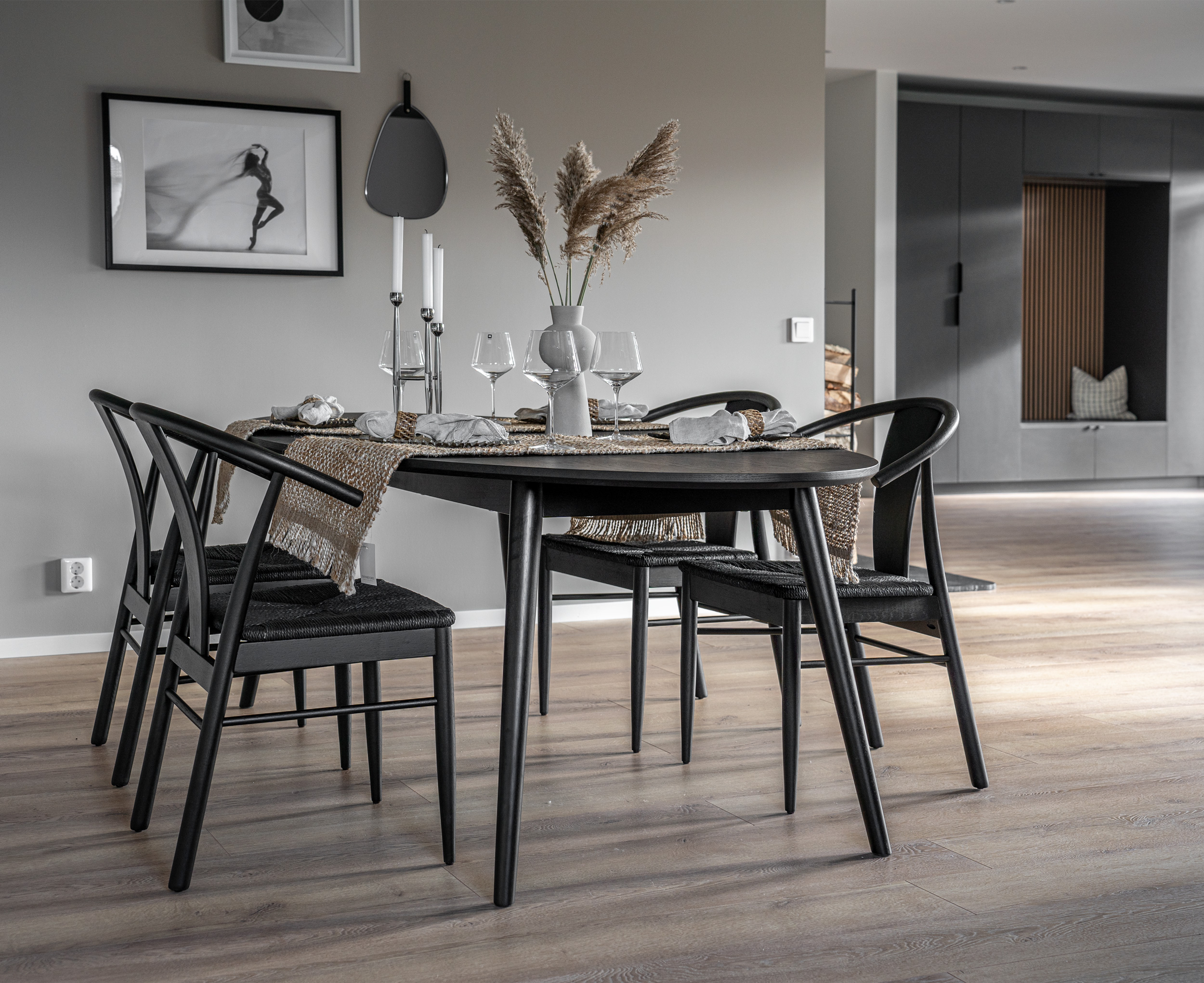 Elipse matbord med Brejning stolar i svart