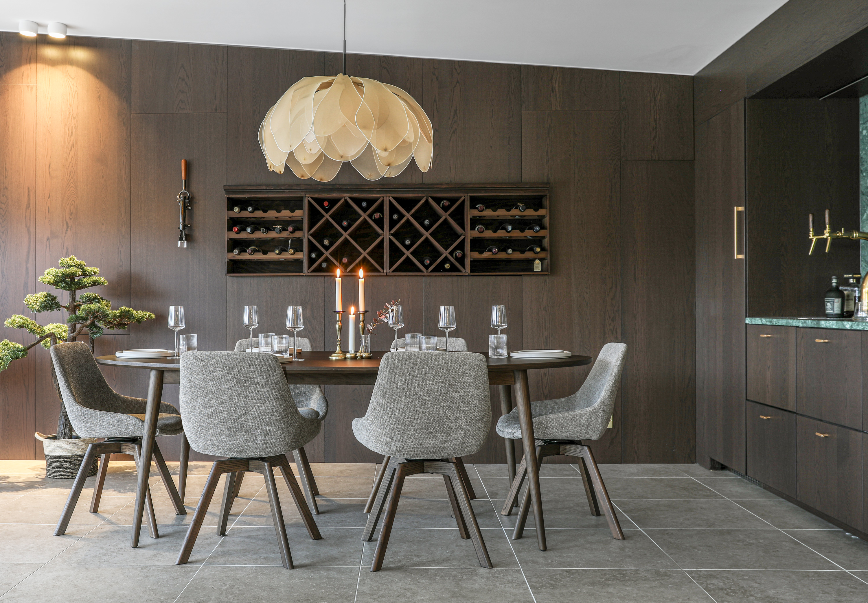 Elipse matbord smoked med Amaris stolar