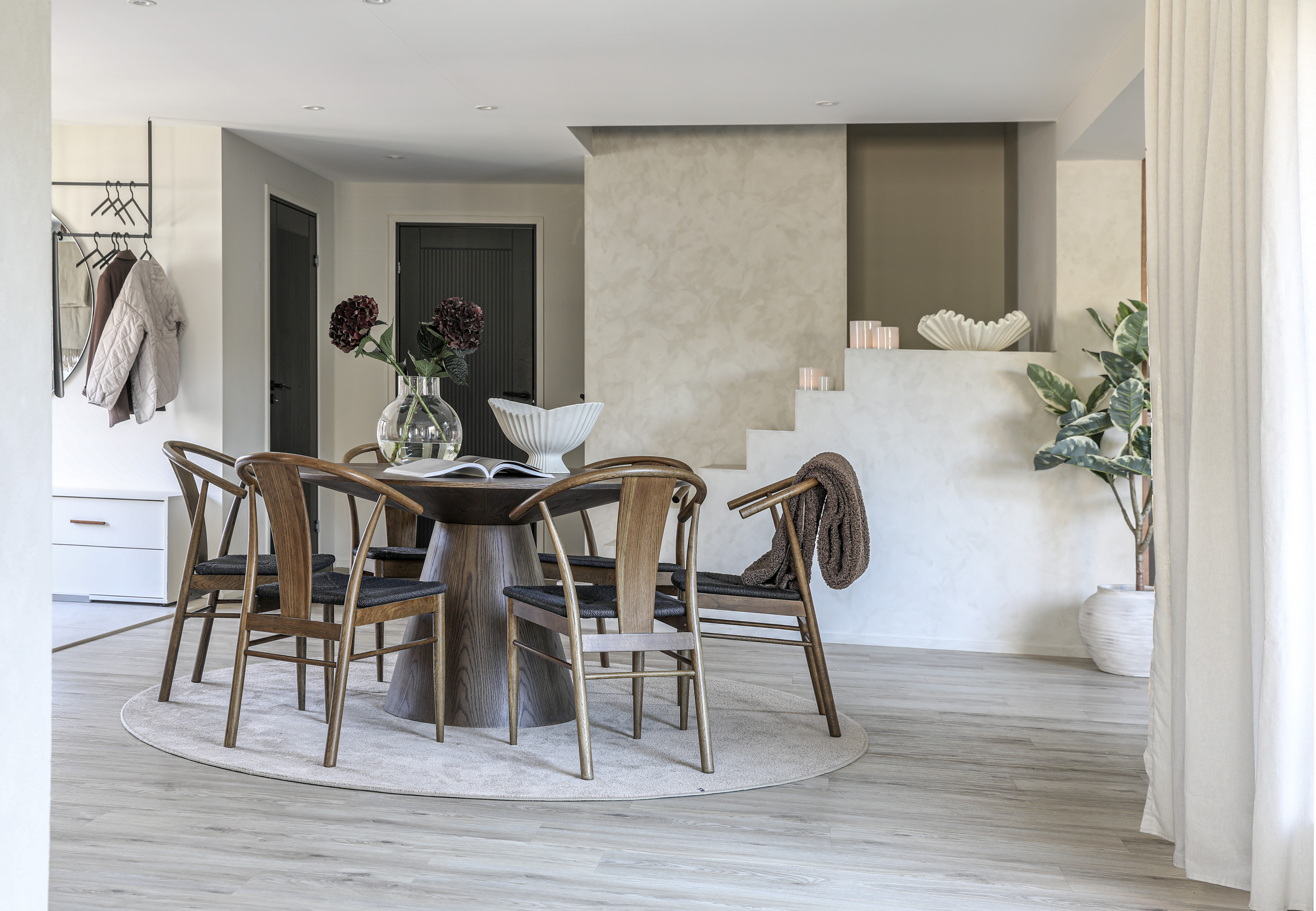 Float 137cm matbord smoked med Brejning stolar