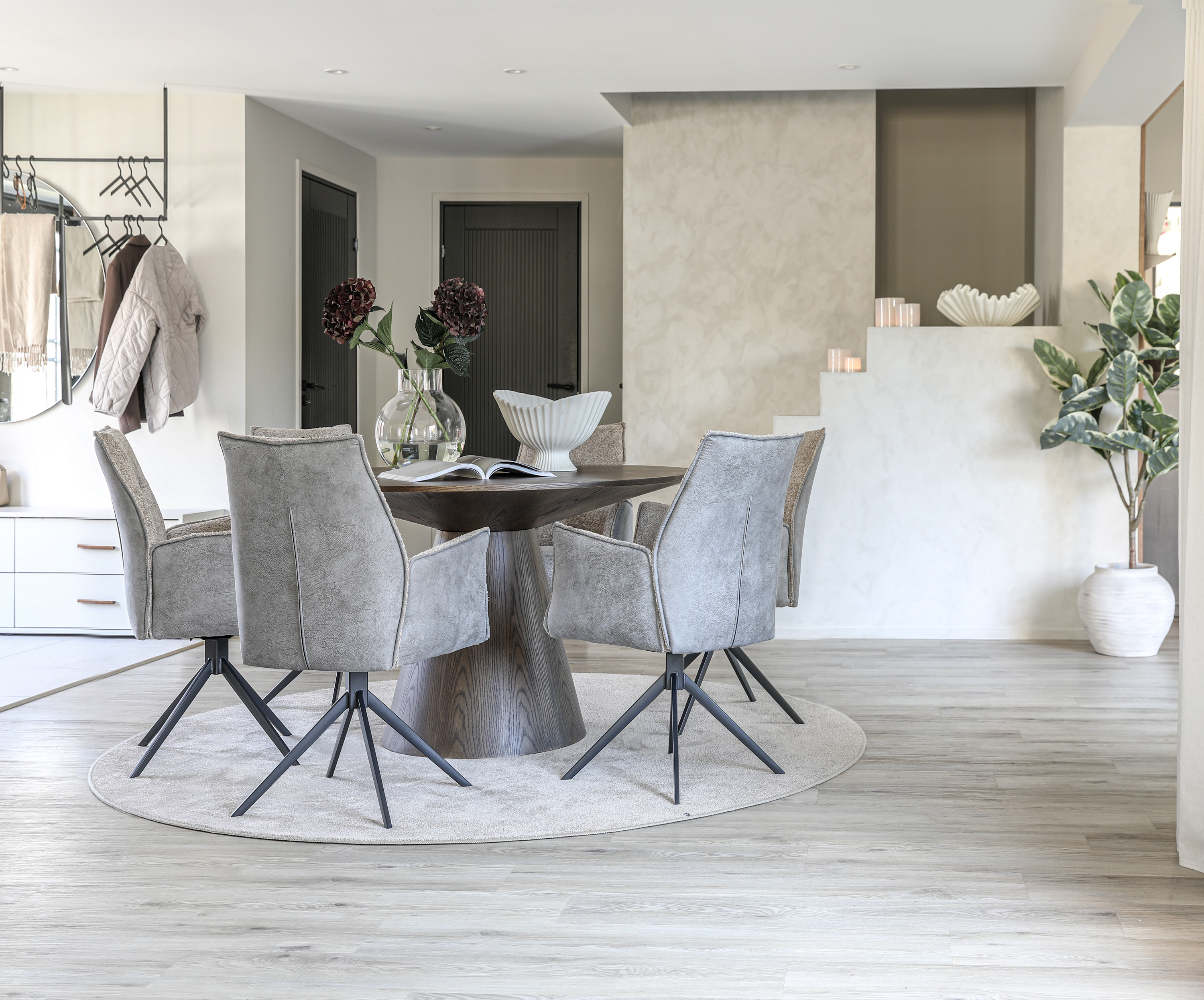 Float 137cm matbord smoked med Johanna stolar