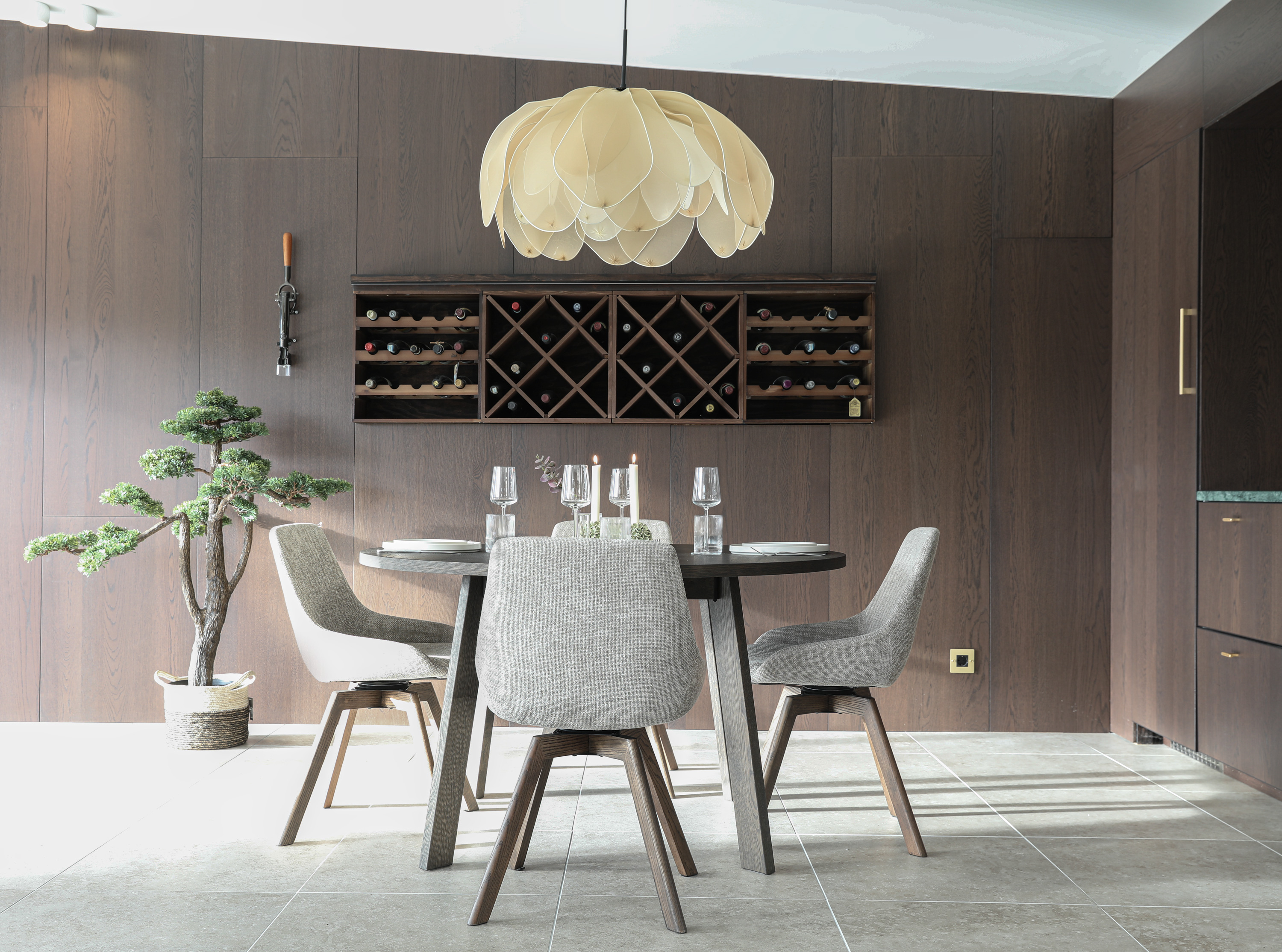 Glenside matbord brun med 4st Amaris stolar