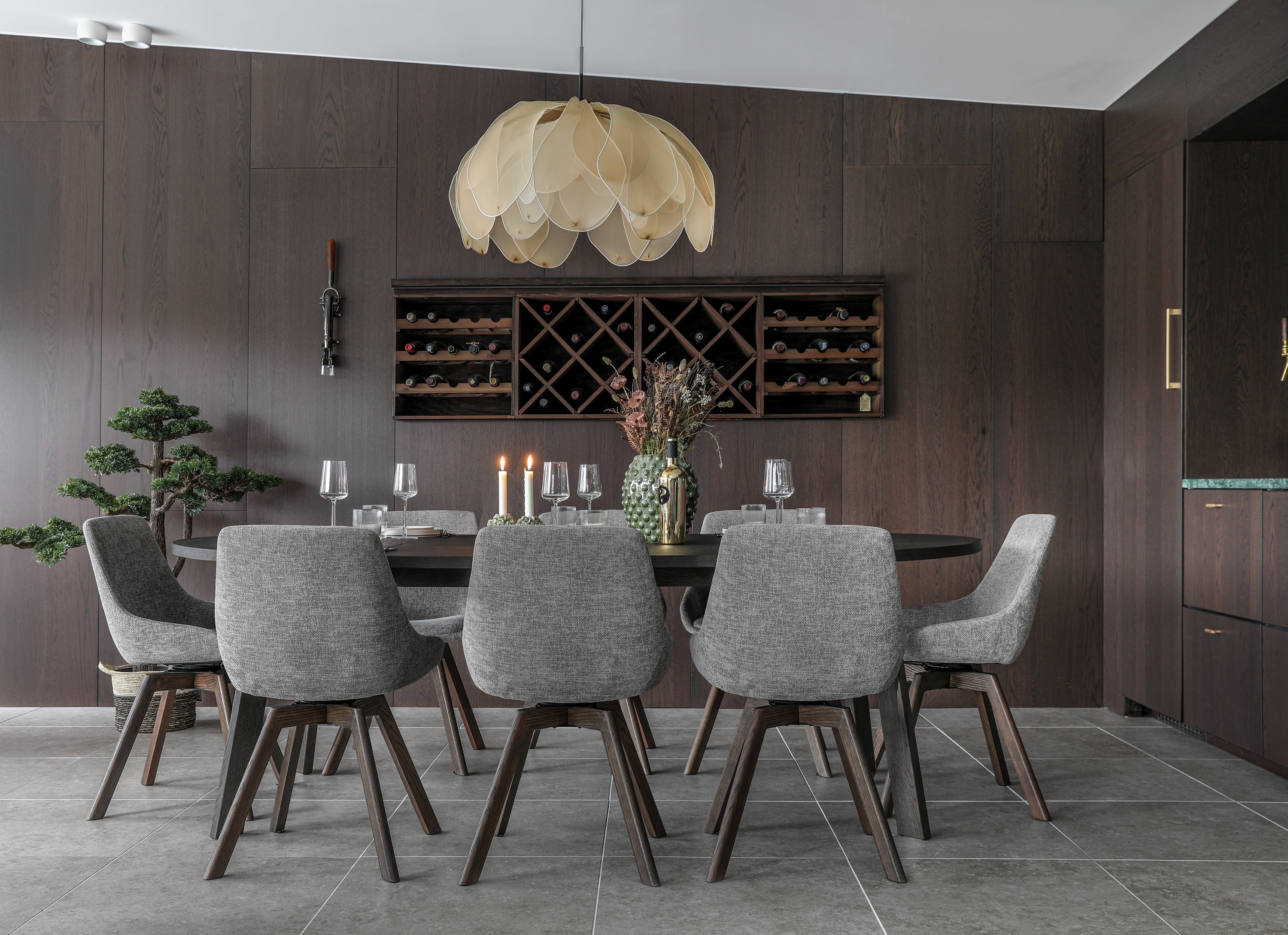 Glenside matbord brun med 8st Amaris stolar