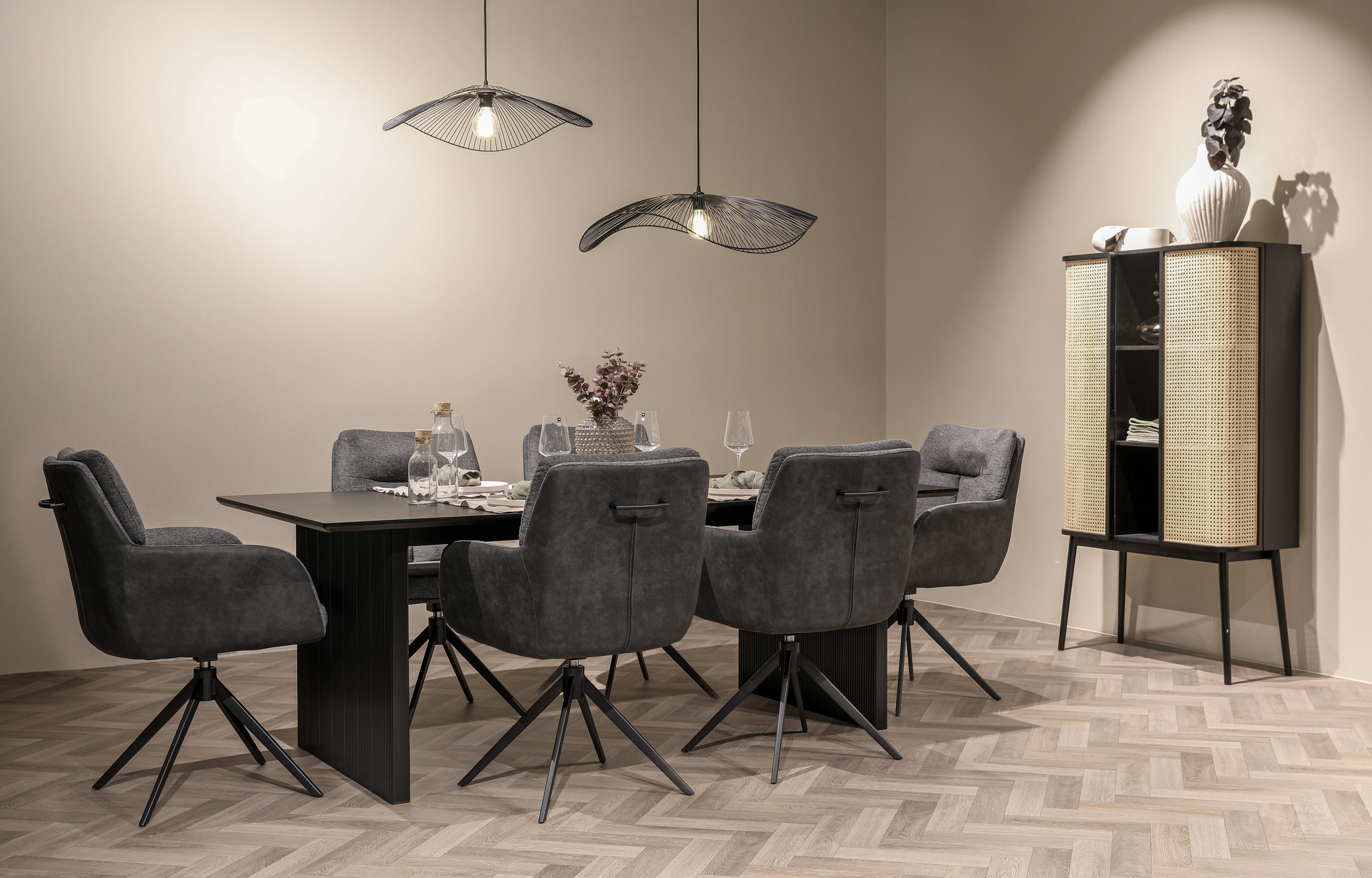 Virsbo matbord med Gustav karmstolar