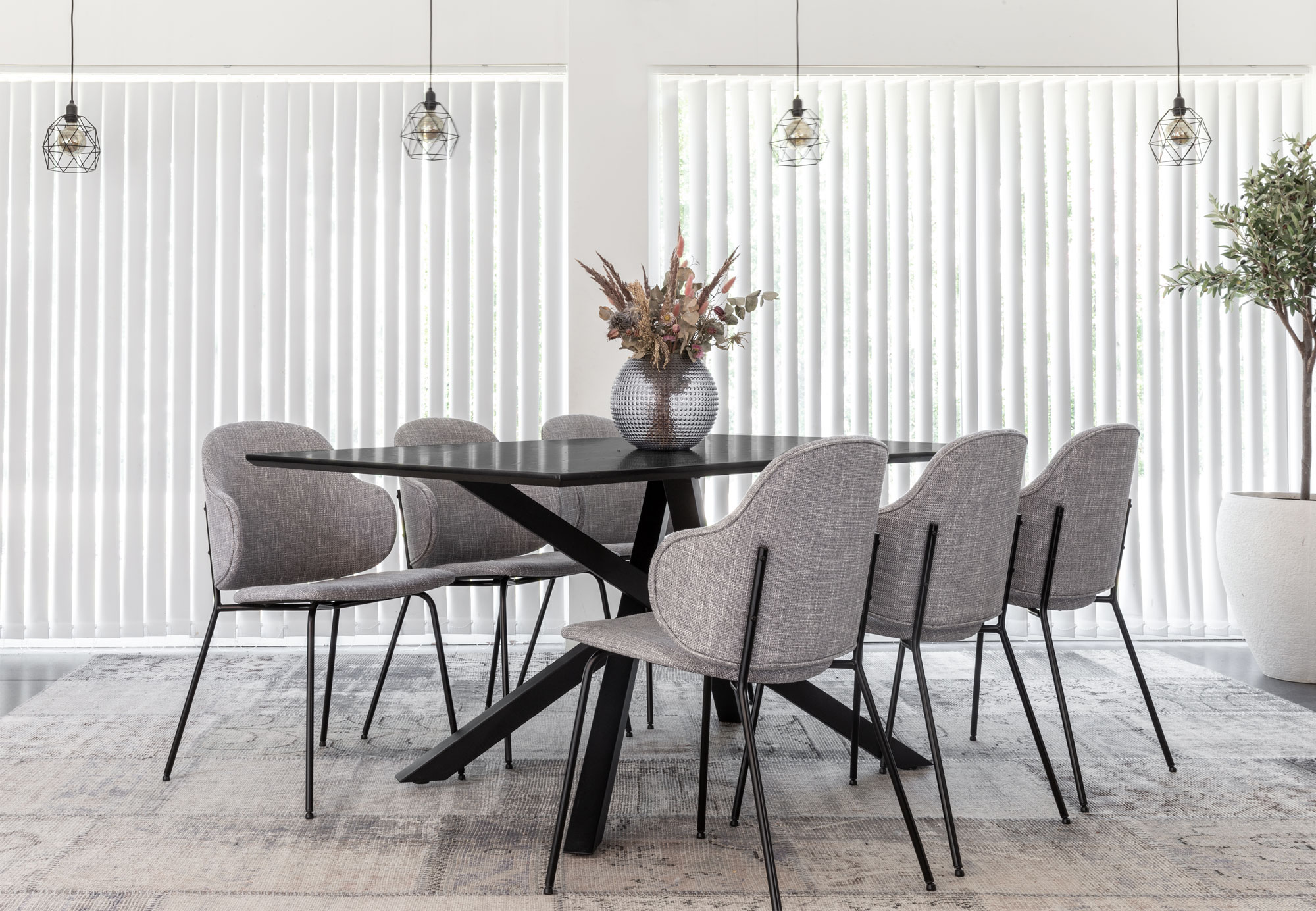 Piazza bord med Harry stolar