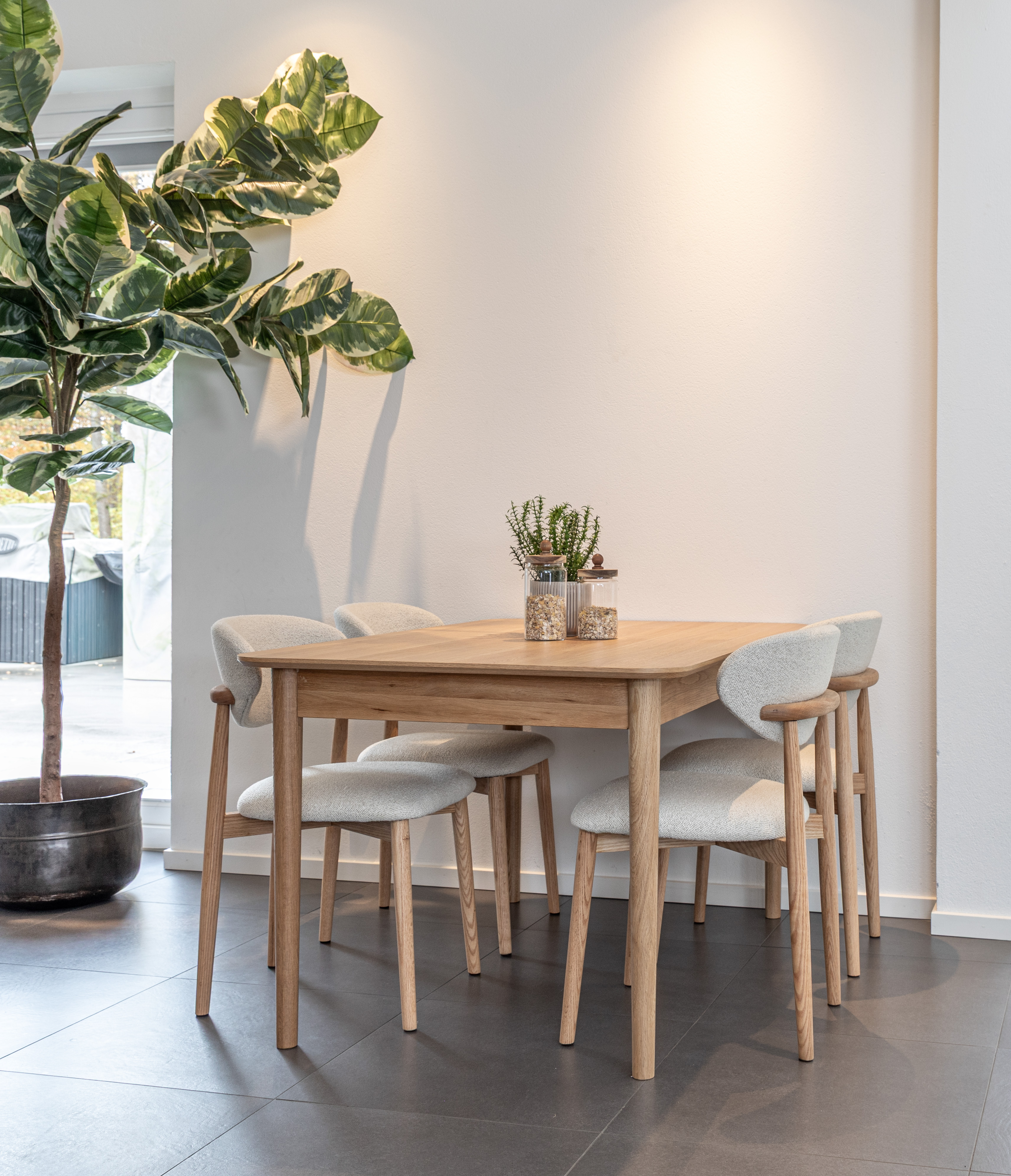 Oskar matgrupp ek 140x90cm med Le chic stolar